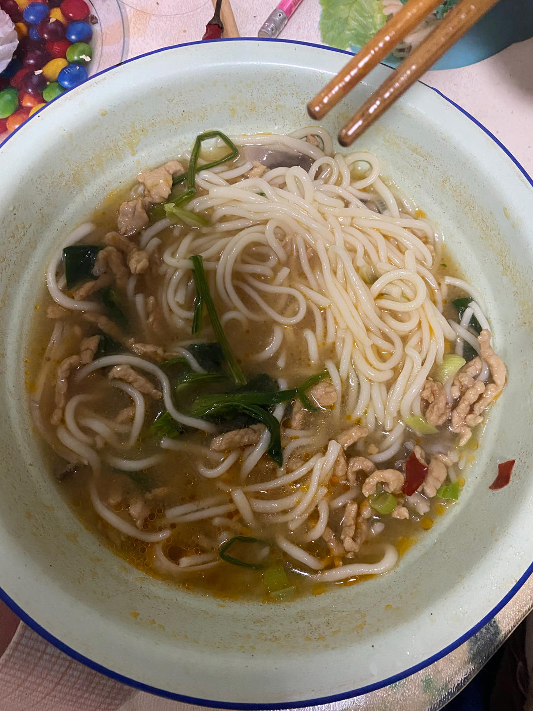 教你在家也可以做的榨菜肉丝面，香辣开胃，面条好吃到连汤都不剩