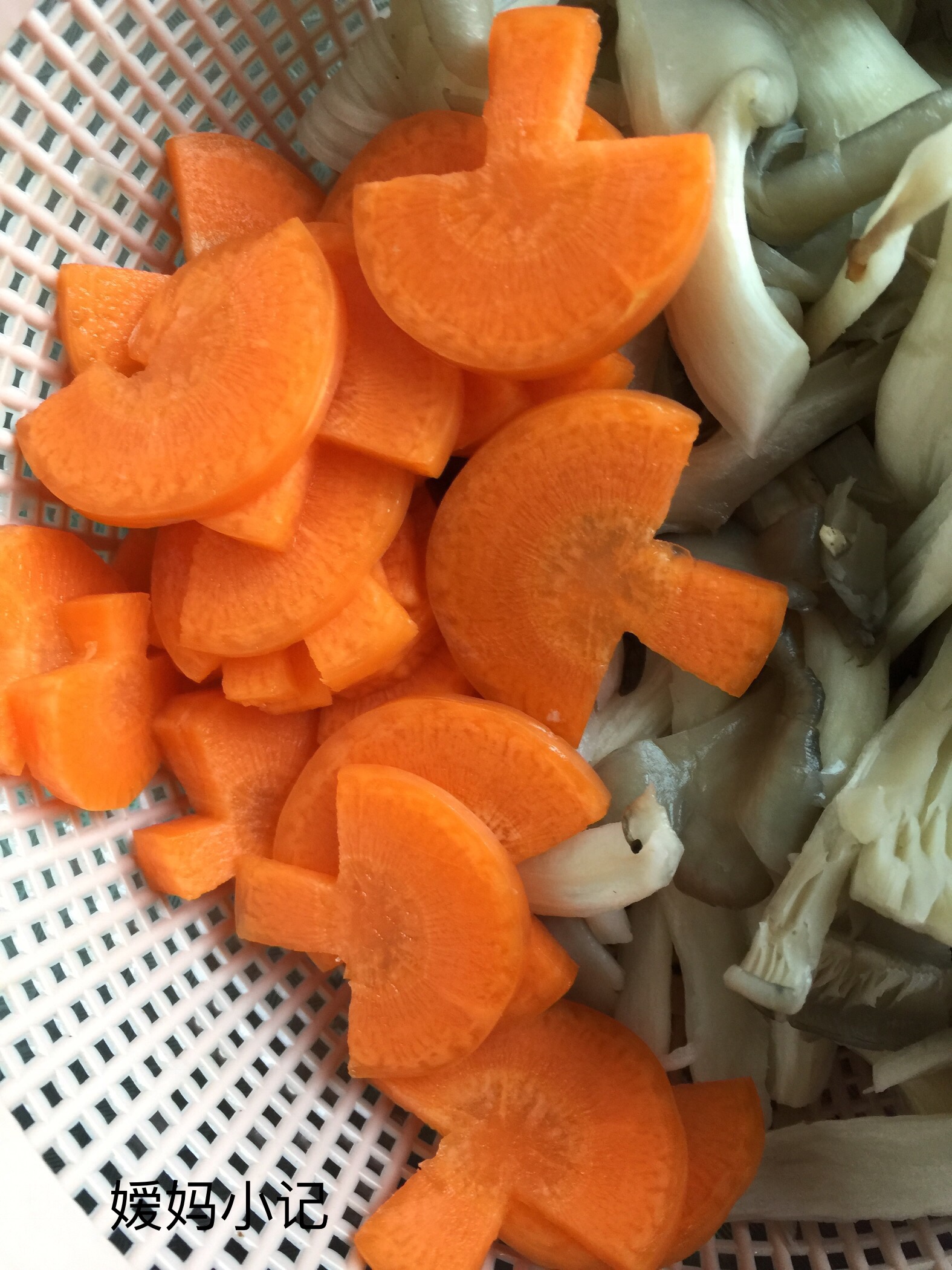 胡萝卜🥕菌菇🍄汤的做法 步骤3