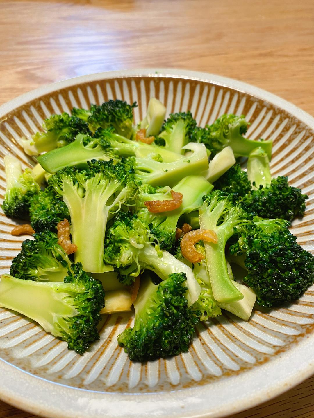 西兰花炒海米的做法