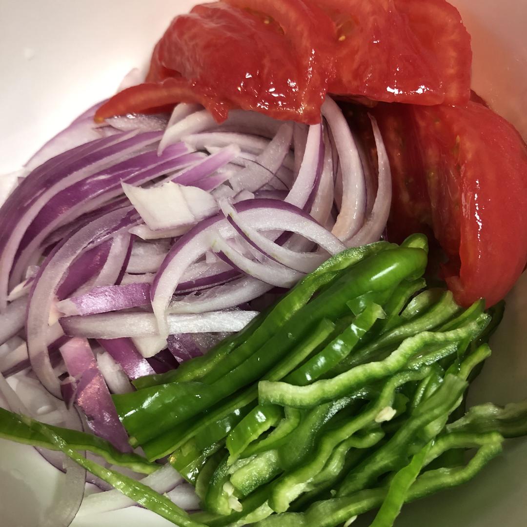 闭着眼睛都能做出的开胃菜～老虎菜