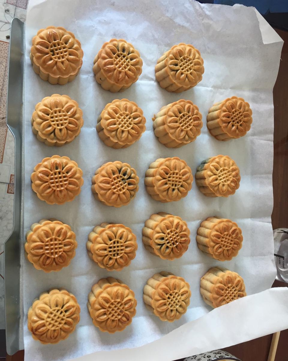 广式月饼—蛋黄芝麻月饼