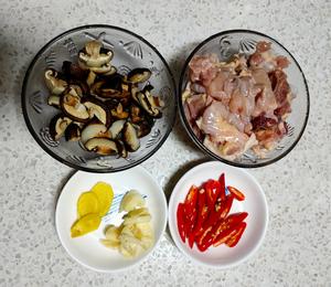 香菇炒鸡肉的做法 步骤1