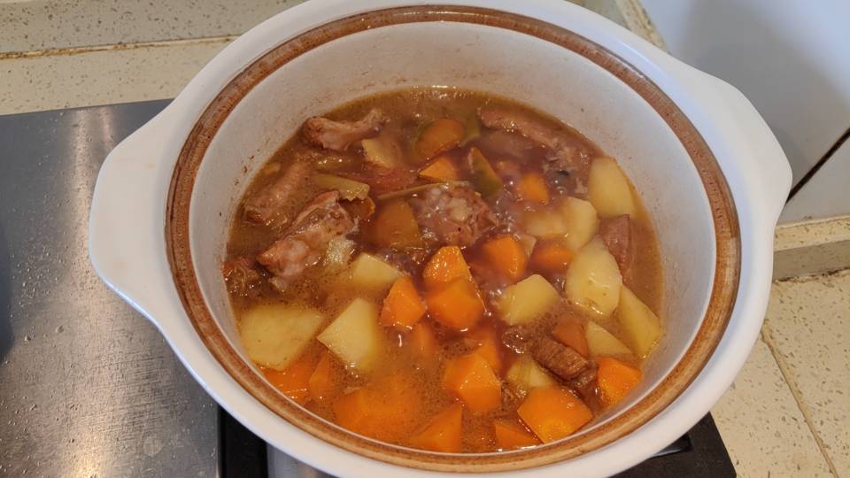 不加任何香料的红烧牛肋排段