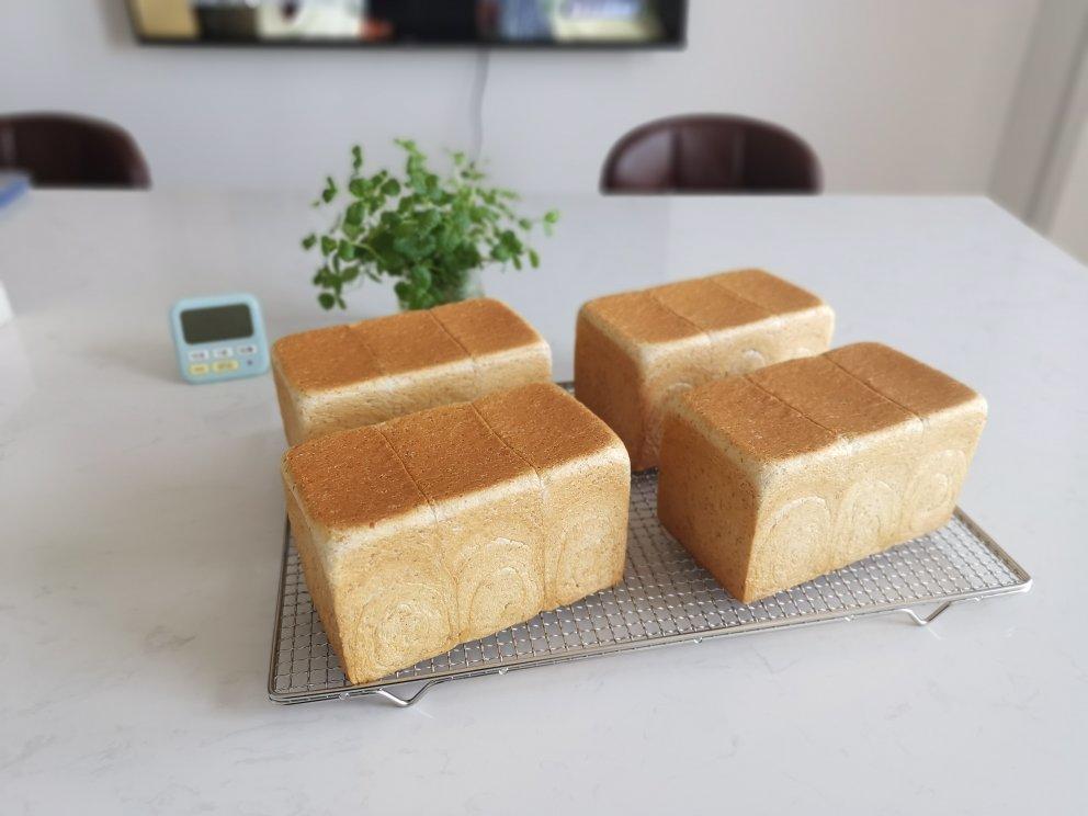 柔软的蜂蜜牛乳全麦吐司