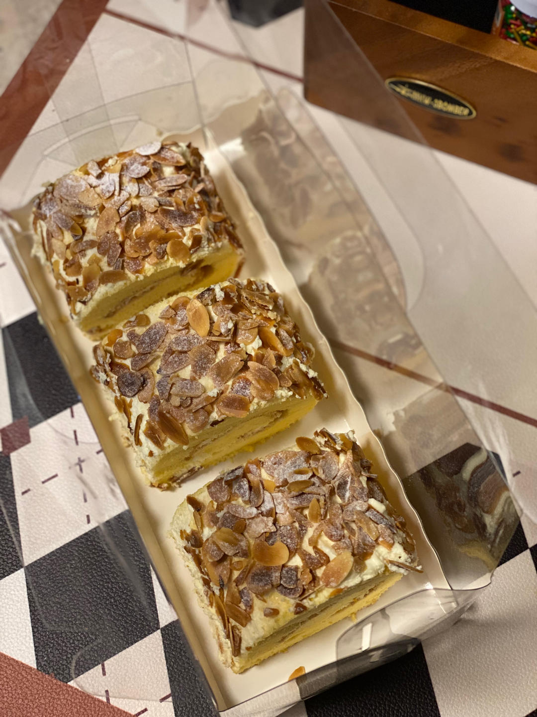 老式咸奶油杏仁蛋糕卷