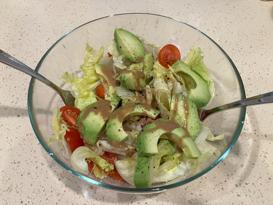 牛油果小番茄鸡蛋生菜沙拉