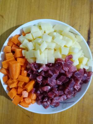 韩式胡萝卜土豆牛肉咖喱盖浇饭（零失败儿童餐）的做法 步骤1