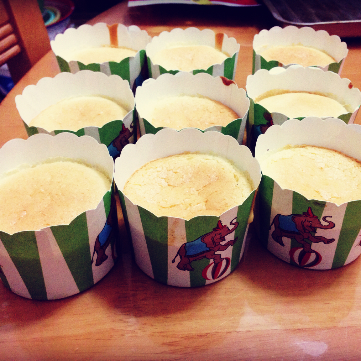 淡奶油海绵纸杯蛋糕