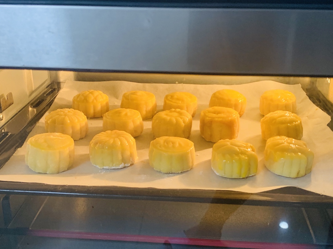 金沙奶黄流心月饼