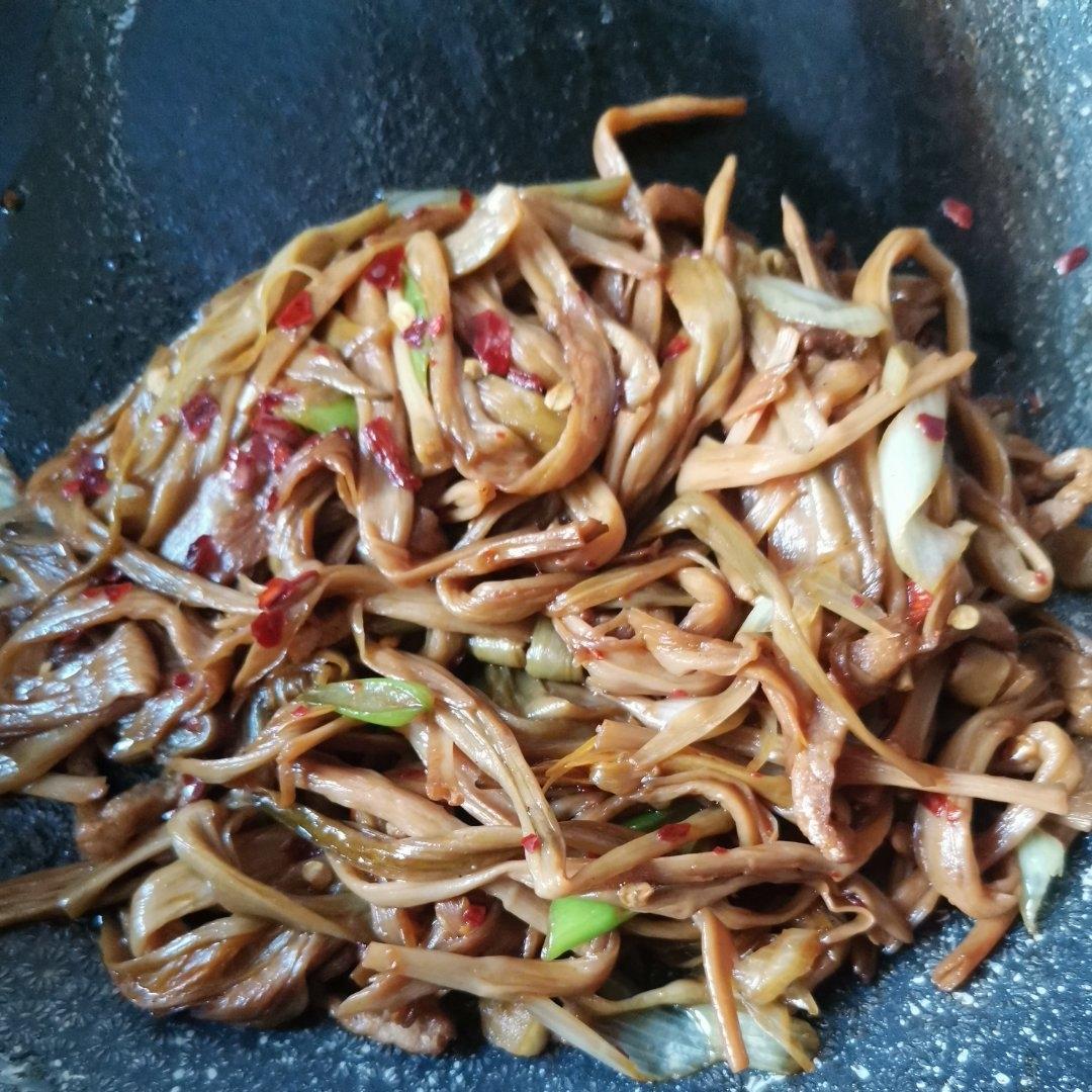 〈干黄花菜炒肉〉，简单下饭。欣小厨 😉