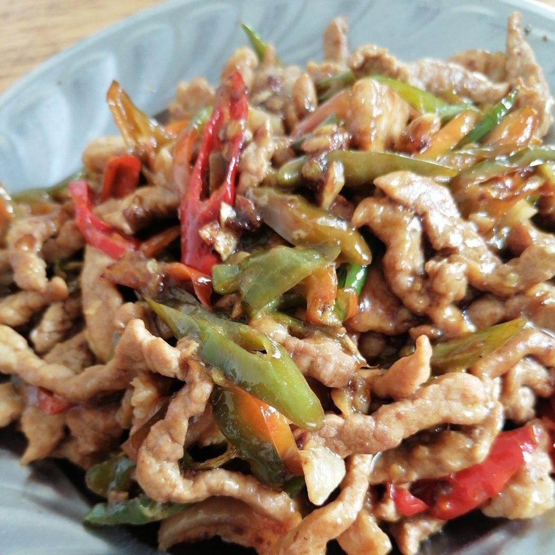 青椒肉丝，这样炒太好吃了。