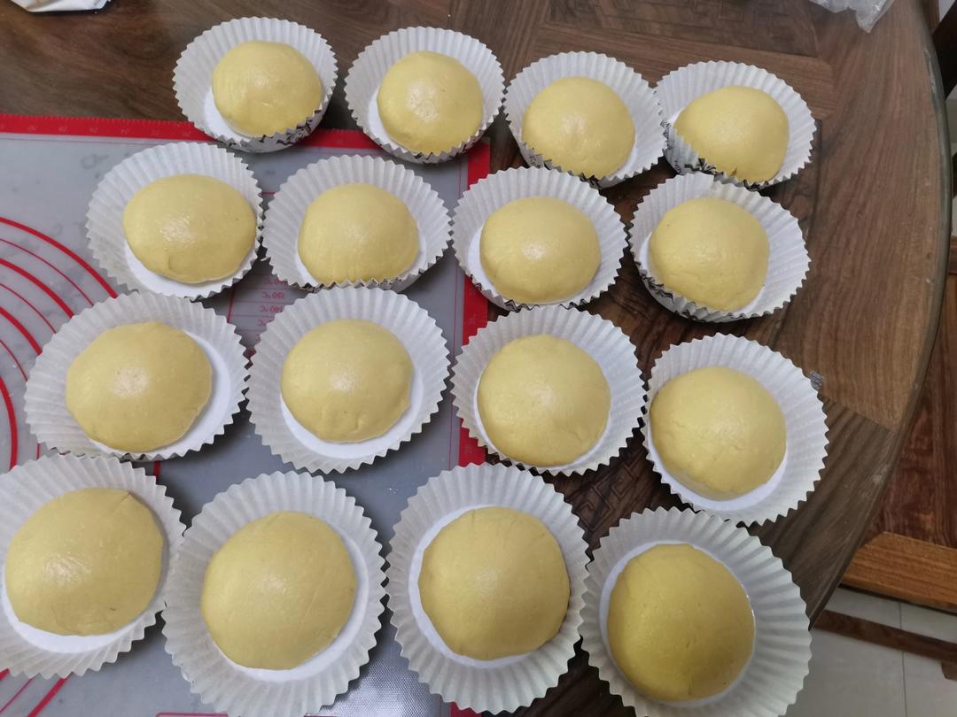 好吃到炸裂的港式菠萝包（附带制作酥皮的小视频）