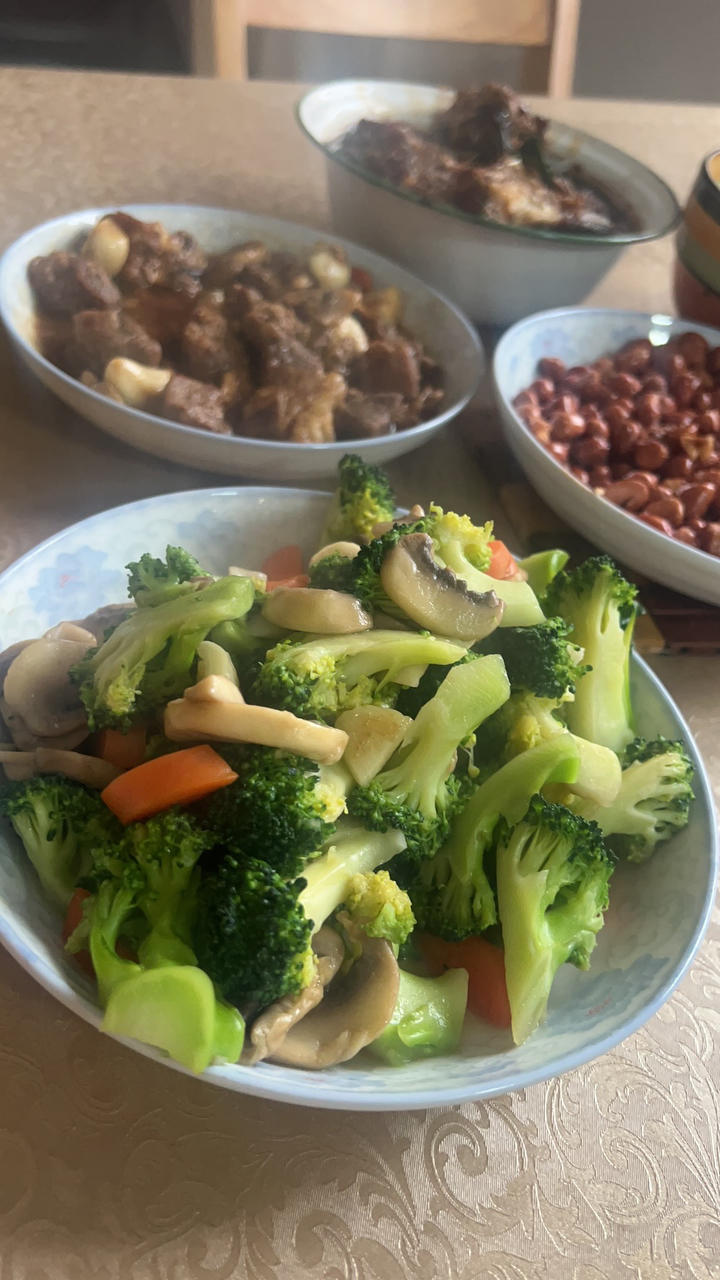 健康低脂家常菜—西兰花炒口蘑