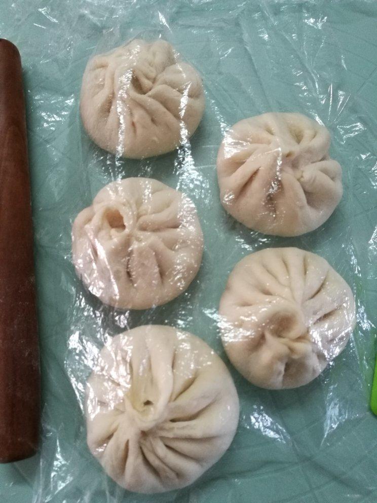 松软多汁的肉包子