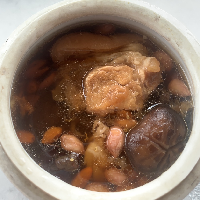 花生猪脚炖盅汤的做法