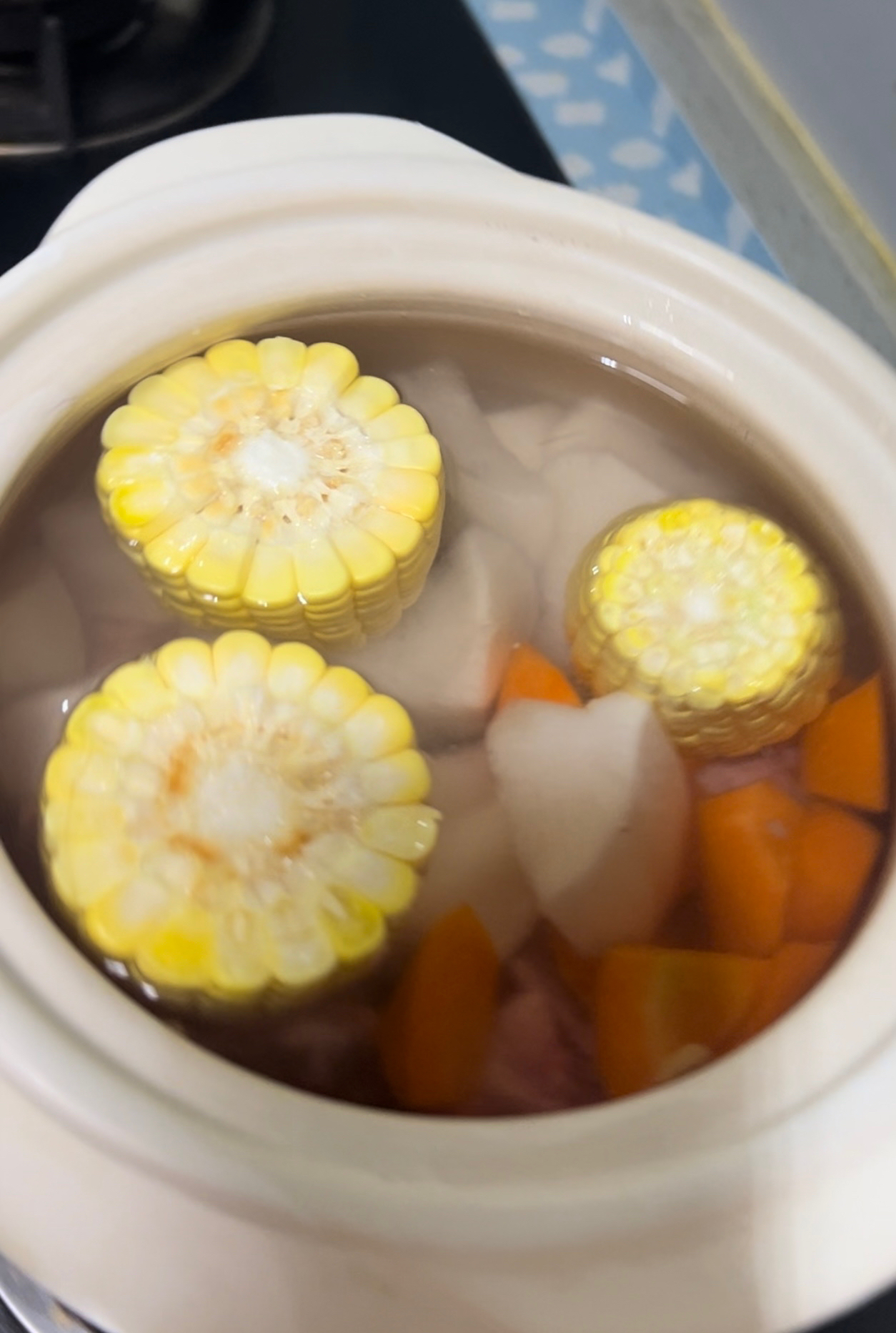 玉米萝卜煲龙骨汤
