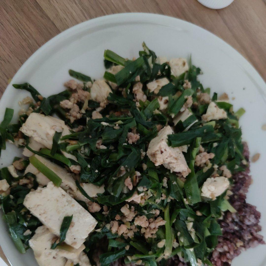 韭菜别只炒鸡蛋了 韭菜烧豆腐 好吃的连汤汁都不剩
