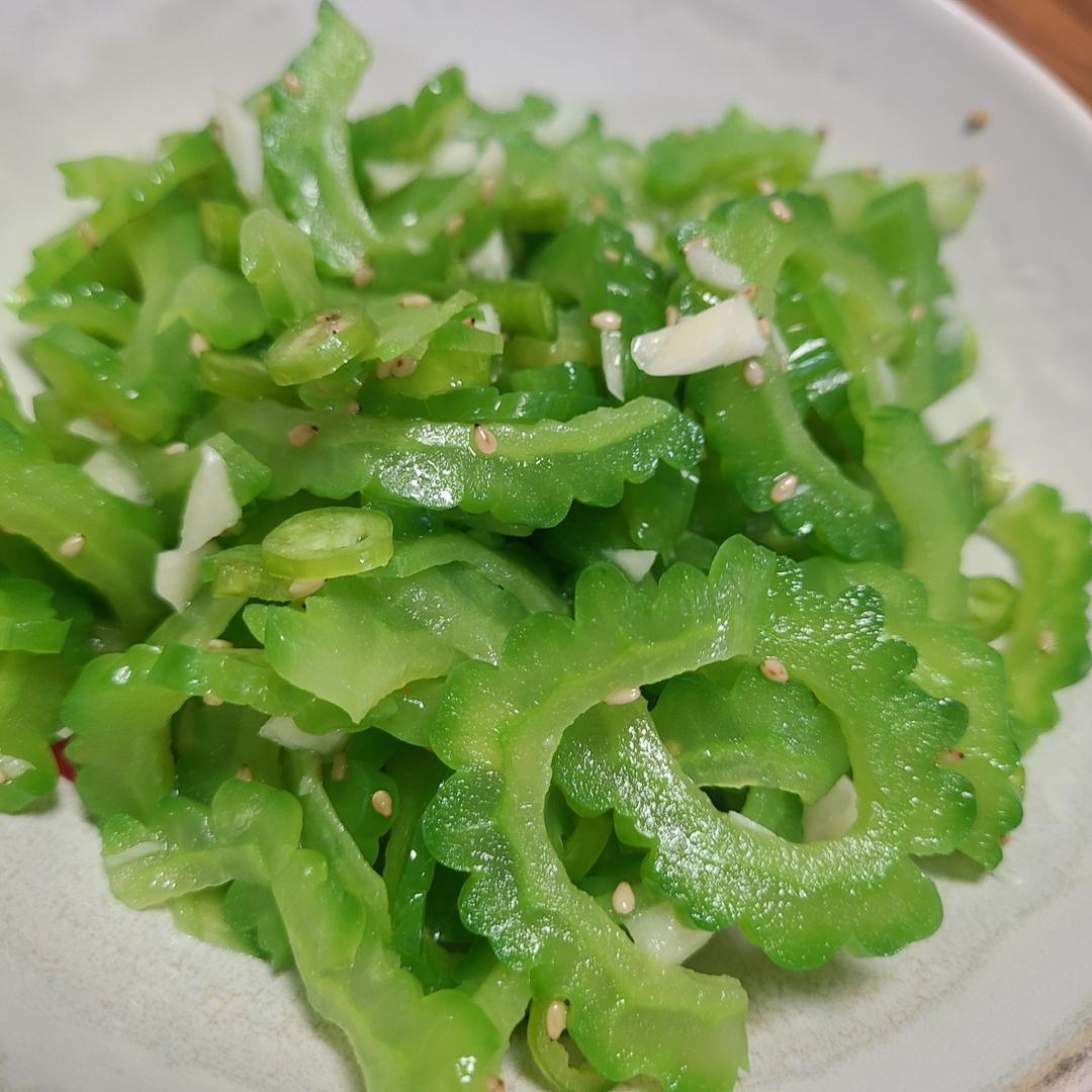 凉拌苦瓜(色碧、味脆)