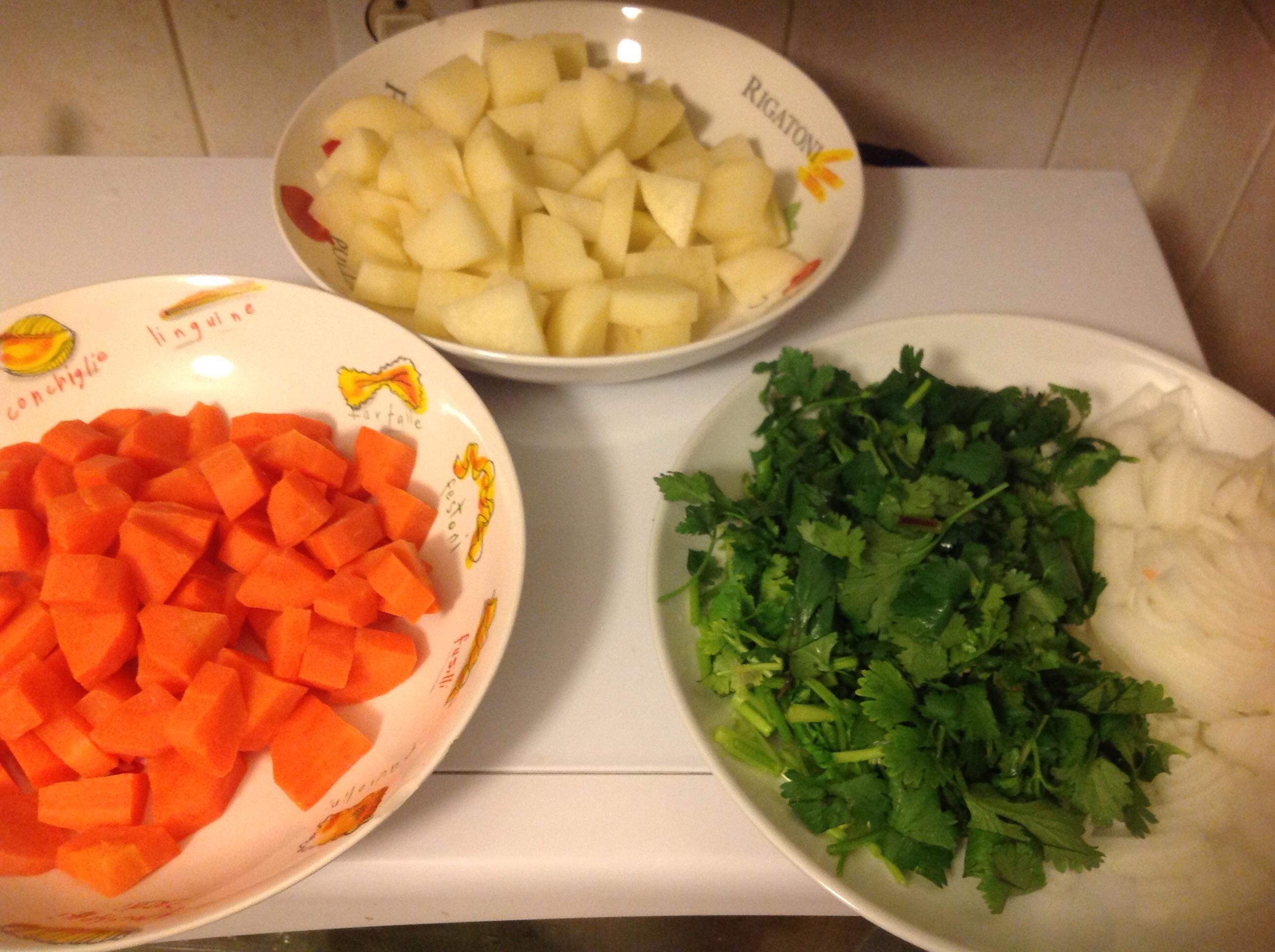 牛肉汤烩胡萝卜土豆的做法 步骤1