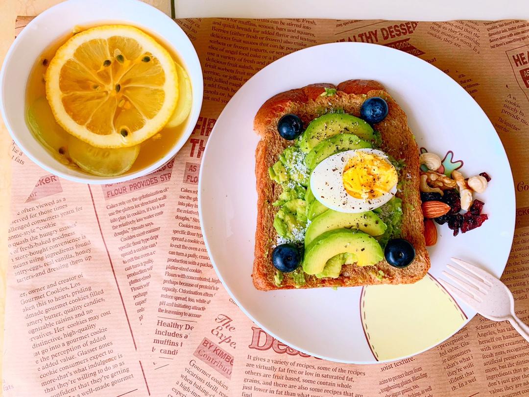 双重牛油果鸡蛋开放三明治