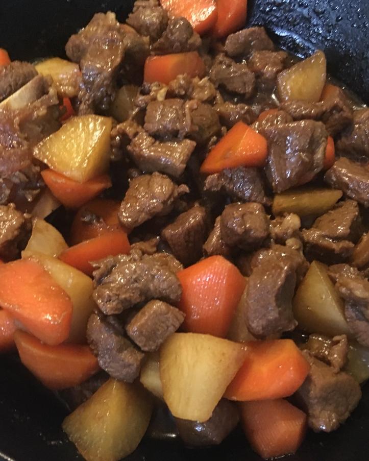 红焖羊肉炖胡萝卜