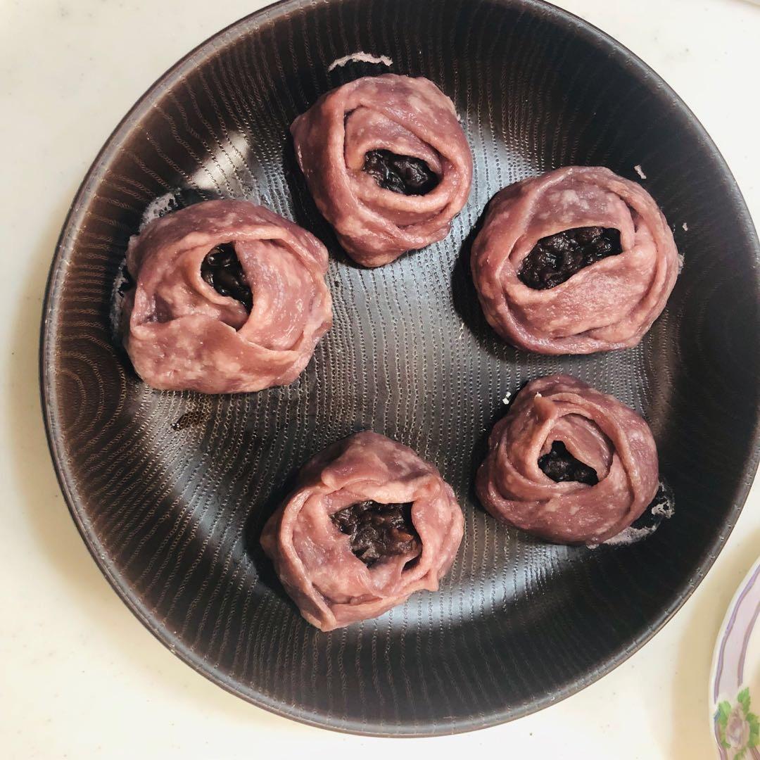 只要一块面片就能做出一个漂亮的玫瑰花豆沙馒头