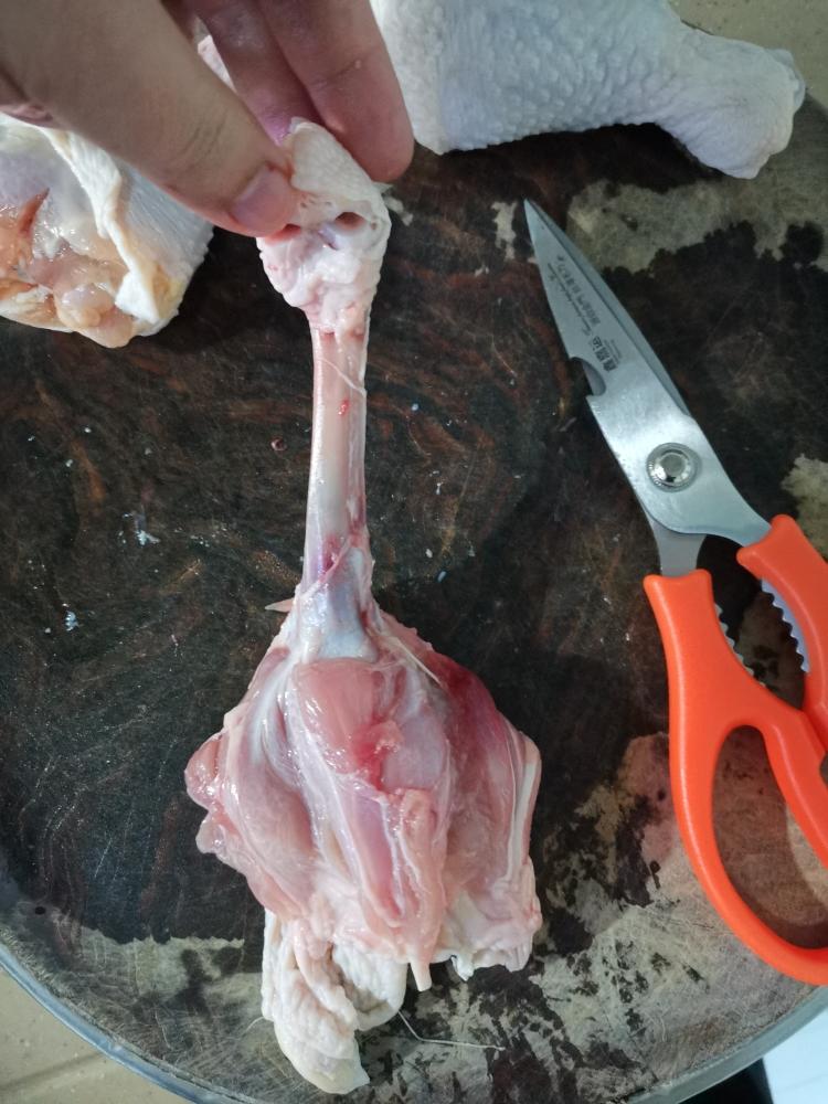 一把✂️完美剔🐔骨的做法 步骤3