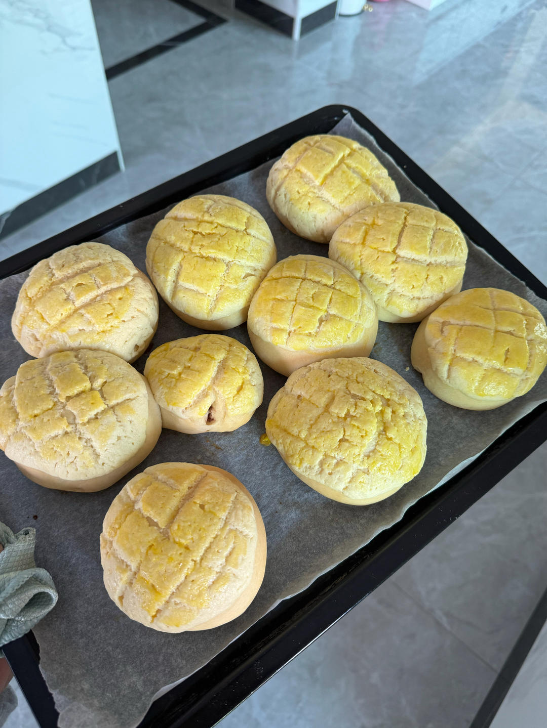 好吃到炸裂的港式菠萝包（附带制作酥皮的小视频）