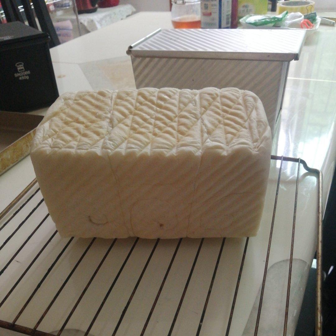 一次发酵的牛奶吐司，省事儿但依旧松软