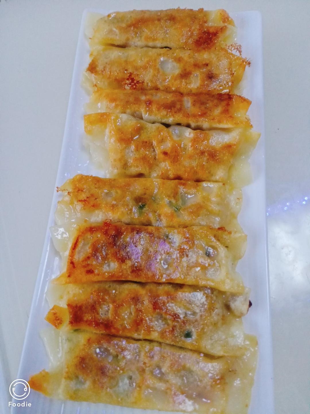 媛媛小宝贝做的三鲜锅贴