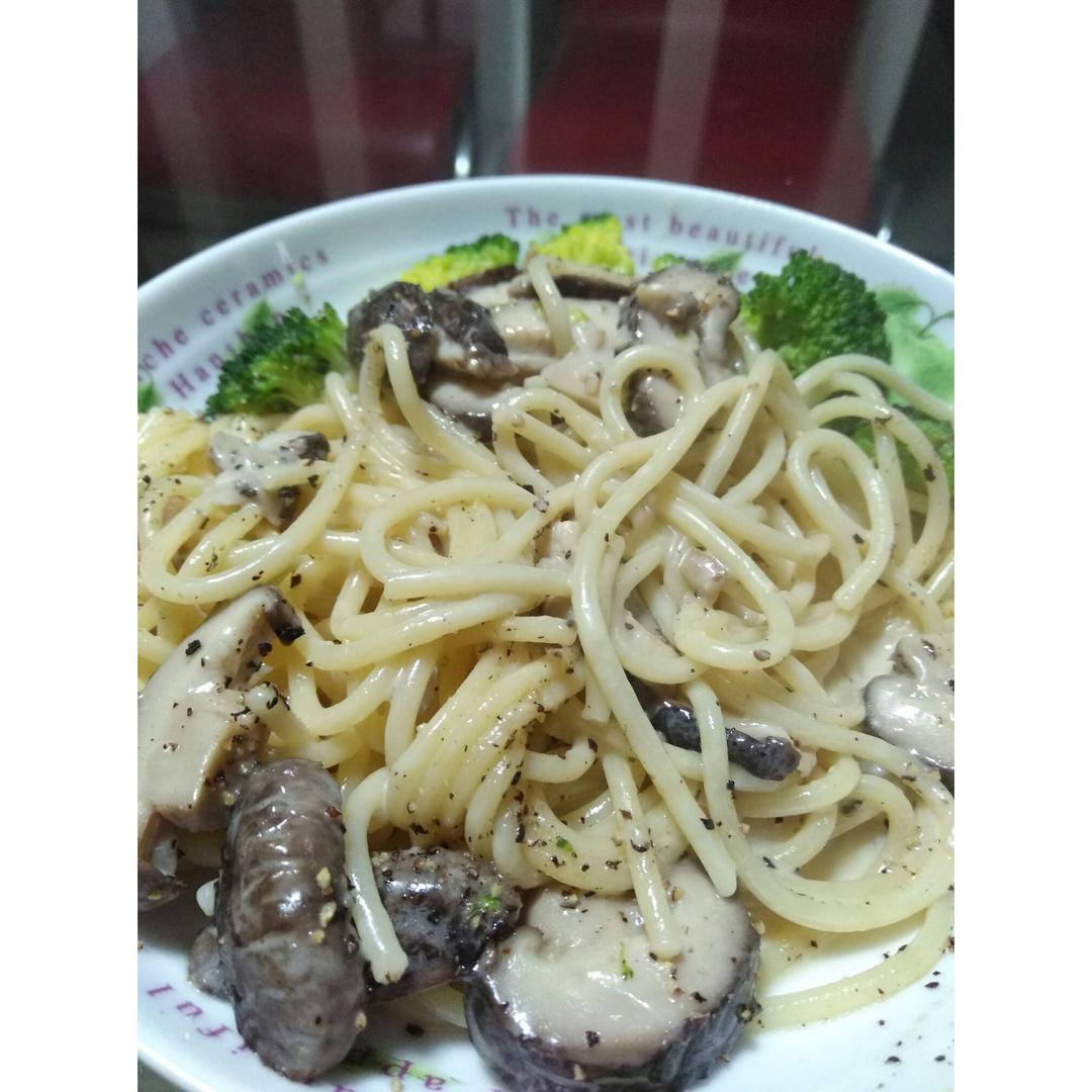 白蘑菇奶油培根意面