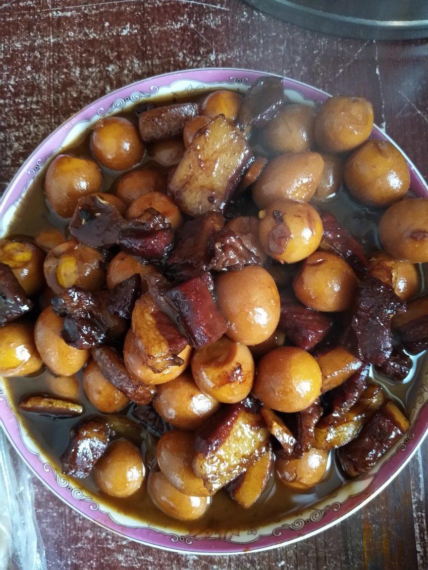 加了鹌鹑蛋后，这盘红烧肉，美味的逆天啦——鹌鹑蛋烧肉（孔瑶食谱）