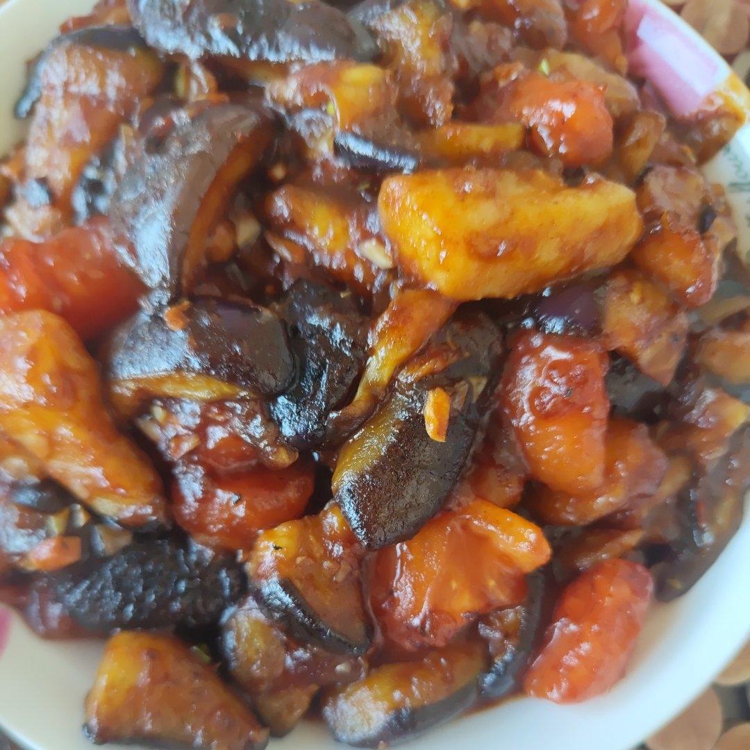 红烧茄子（佐西红柿尖椒）