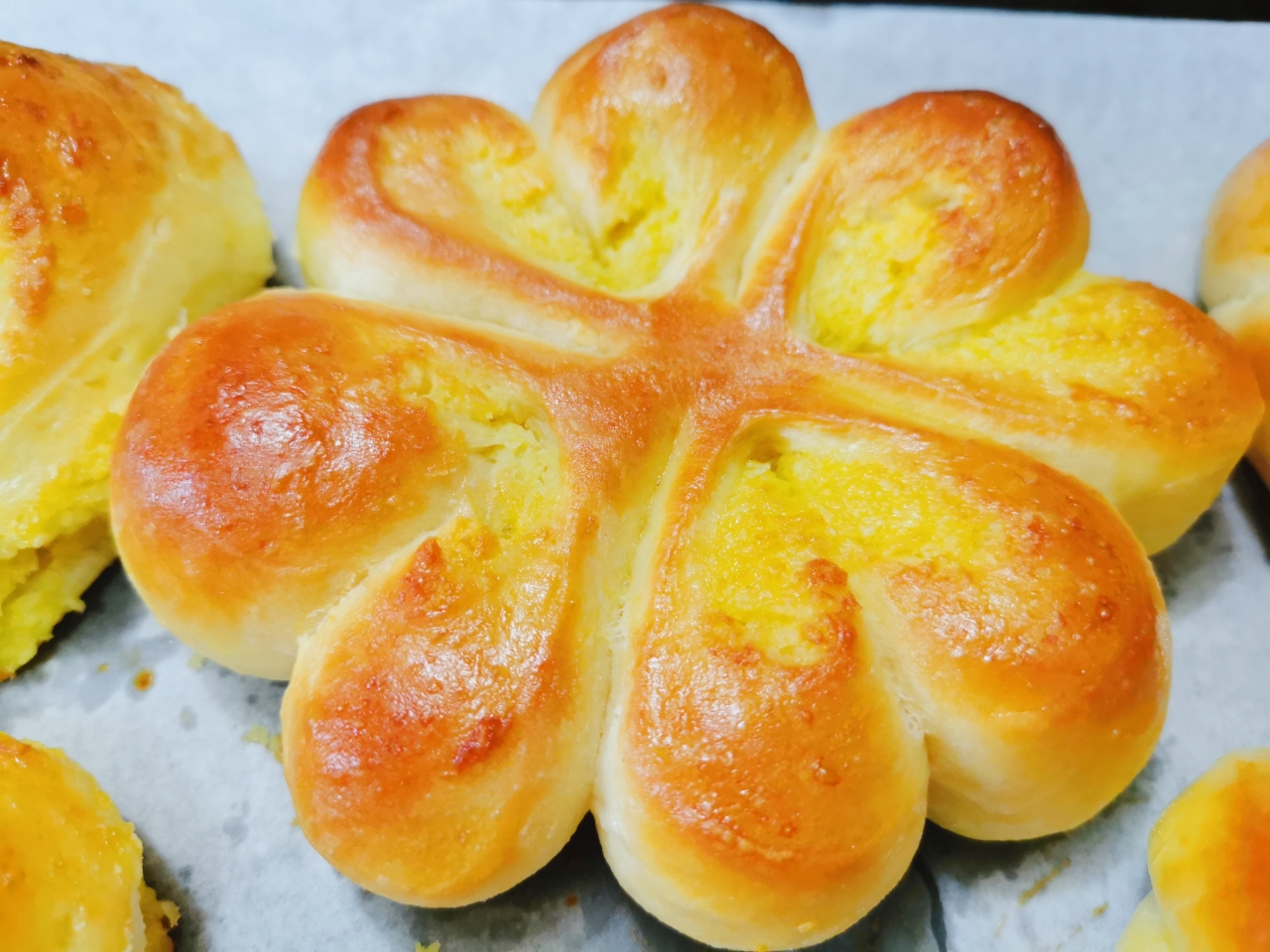 幸运四叶草椰蓉面包|每一瓣都是爱你的形状|香甜小面包