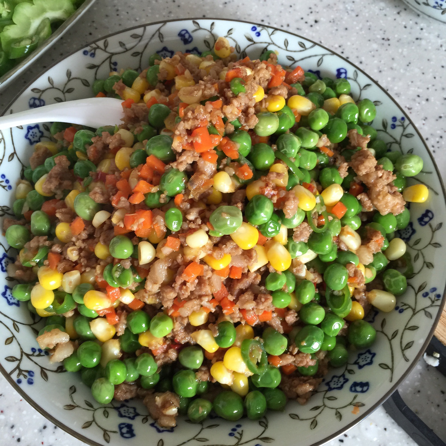 鸡肉黄瓜玉米粒