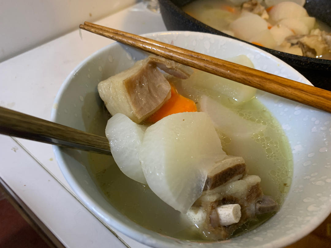 清炖羊排，老爸的拿手菜，汤鲜味浓，羊肉软烂，连萝卜都非常好吃