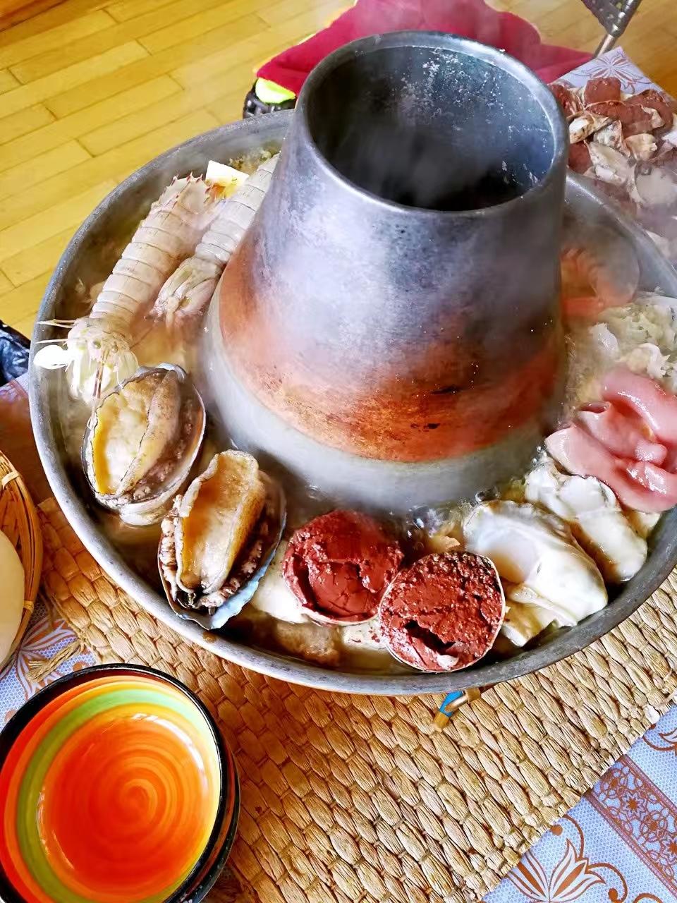 〈海鲜铜火锅〉，冬天吃着太好了。欣小厨 😉