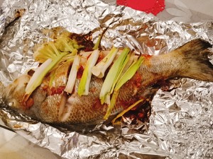 「空气炸锅」锡纸烤鲈鱼的做法 步骤5