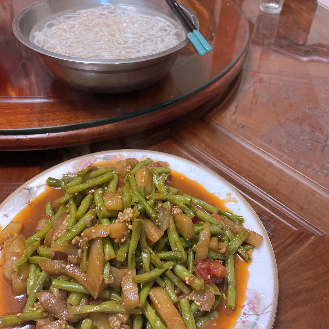 绝绝西红柿豆角茄子肉末焖面