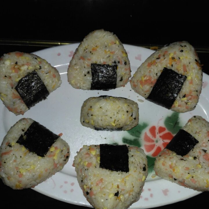 金枪鱼芝麻手捏饭团