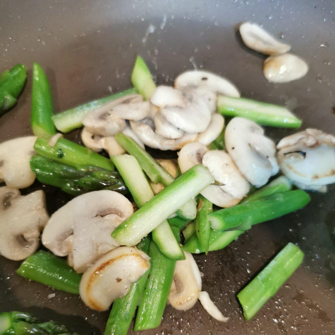 教你做最好吃的芦笋炒蘑菇 新手速get！