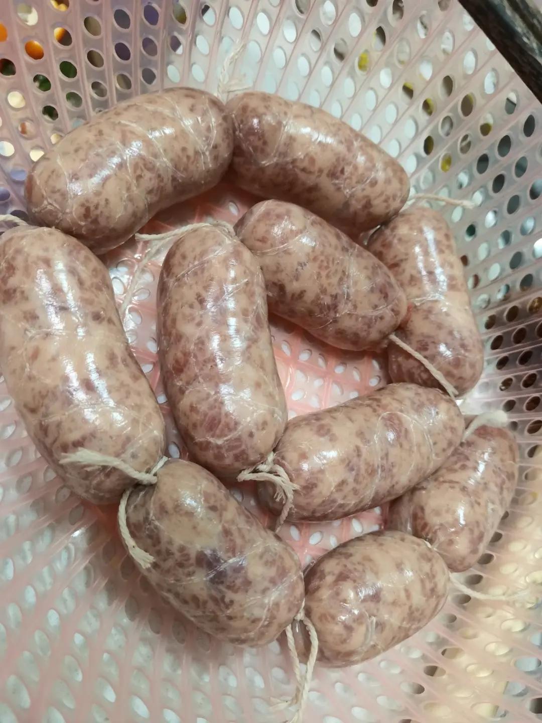 实验多次味道终于满意了～黑椒脆皮烤肠