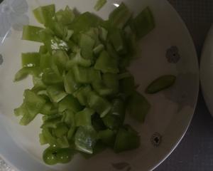 工作餐-超快超简单青椒玉米粒的做法 步骤1