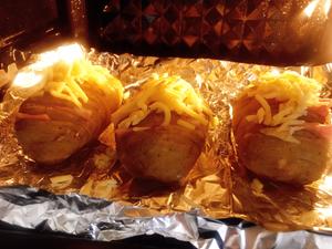 新手入门：烤芝士培根手风琴土豆的做法 步骤5