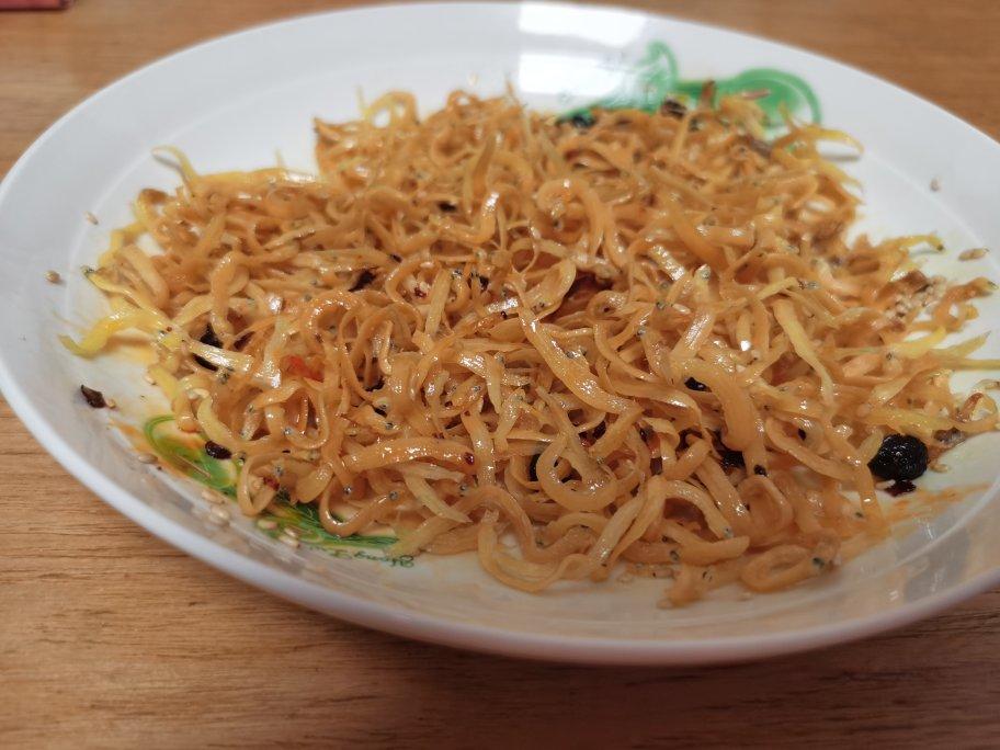 煎炒小银鱼