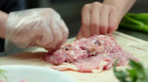 蒸烤鸡胸鸡腿猪肉卷的做法 步骤2