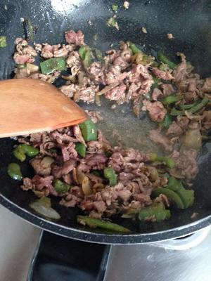 黑椒牛肉炒意面的做法 步骤3