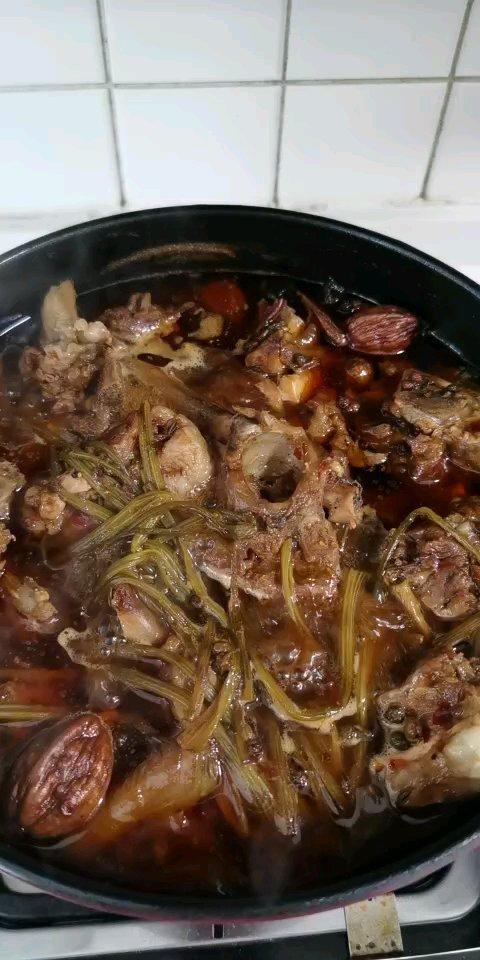 堂妈教你做红汤羊蝎子火锅