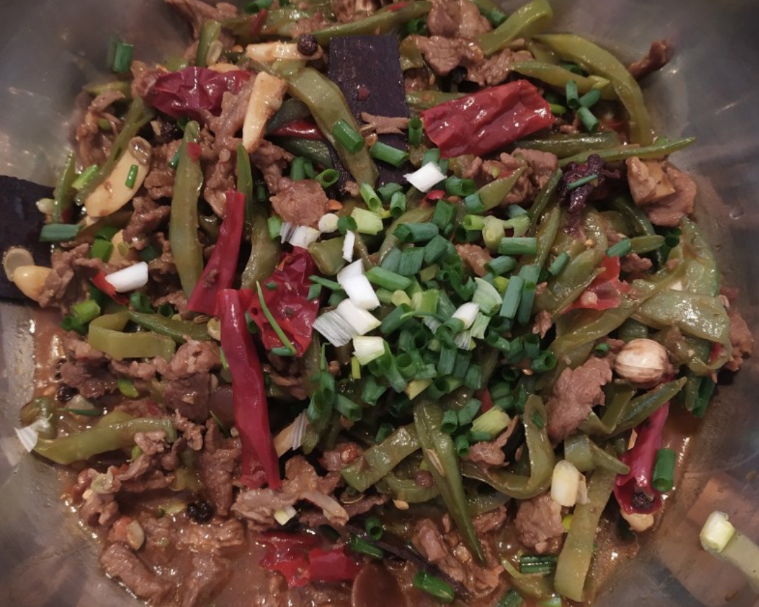 湘菜干锅牛肉炖扁豆丝，非常经典的搭配，怎么做都好吃的一道菜！牛肉不焯水不腌制对新人友好！的做法