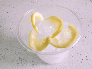 夏季超简单冰饮--柠檬雪碧养乐多的做法 步骤3